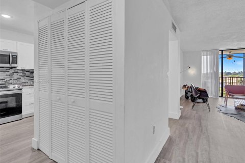 Condo in Miami, Florida, 2 bedrooms  № 1715720 - photo 4