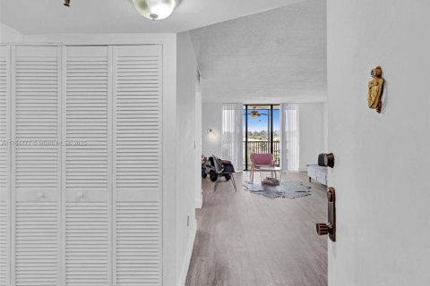 Condo in Miami, Florida, 2 bedrooms  № 1715720 - photo 3