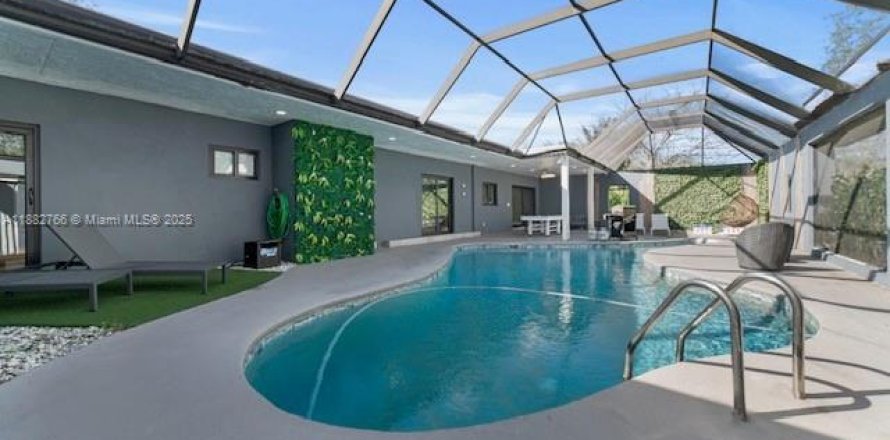 House in Cutler Bay, Florida 6 bedrooms, 200.02 sq.m. № 2172367