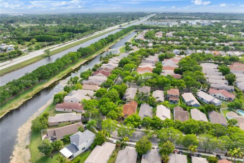 House in Weston, Florida 3 bedrooms, 143.26 sq.m. № 1995021 - photo 7