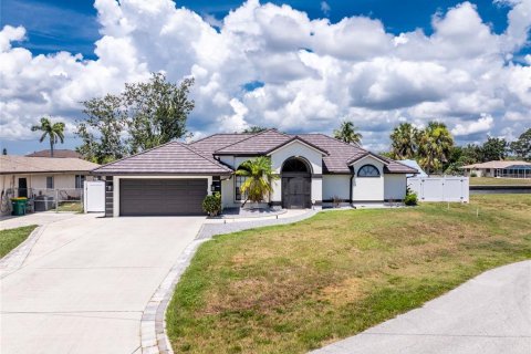 House in Port Charlotte, Florida 3 bedrooms, 191.47 sq.m. № 1877224 - photo 1