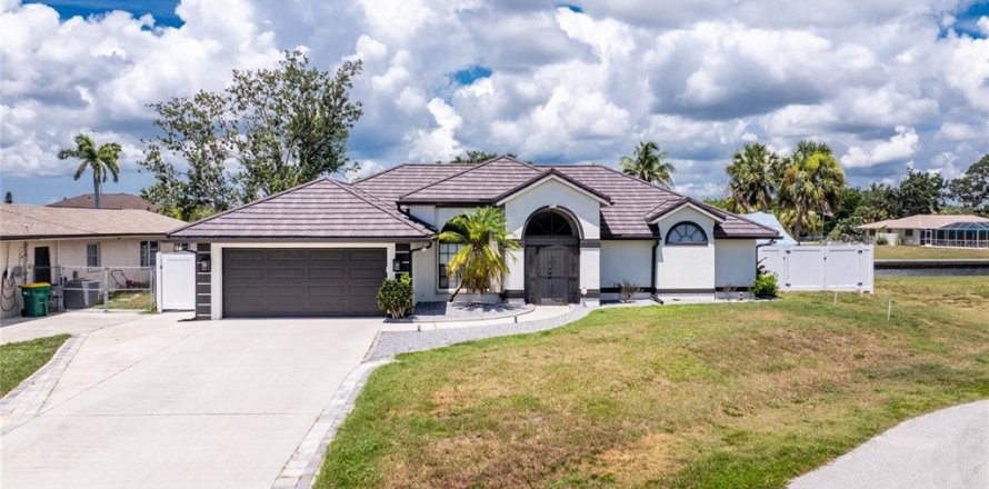 House in Port Charlotte, Florida 3 bedrooms, 191.47 sq.m. № 1877224