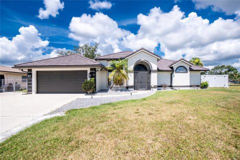 House in Port Charlotte, Florida 3 bedrooms, 191.47 sq.m. № 1877224 - photo 2