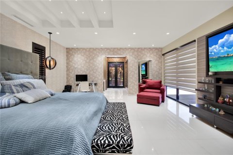 House in Miami, Florida 4 bedrooms, 316.52 sq.m. № 1891356 - photo 18