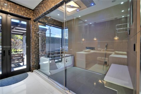 House in Miami, Florida 4 bedrooms, 316.52 sq.m. № 1891356 - photo 24