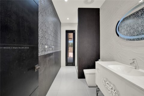 House in Miami, Florida 4 bedrooms, 316.52 sq.m. № 1891356 - photo 28