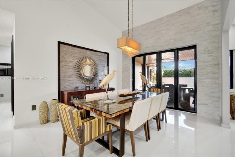 House in Miami, Florida 4 bedrooms, 316.52 sq.m. № 1891356 - photo 9