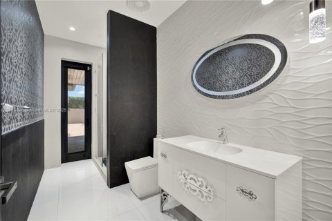 House in Miami, Florida 4 bedrooms, 316.52 sq.m. № 1891356 - photo 27
