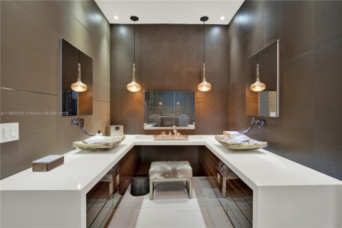 House in Miami, Florida 4 bedrooms, 316.52 sq.m. № 1891356 - photo 22
