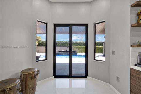 House in Miami, Florida 4 bedrooms, 316.52 sq.m. № 1891356 - photo 17
