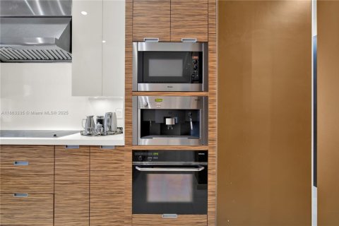 House in Miami, Florida 4 bedrooms, 316.52 sq.m. № 1891356 - photo 13