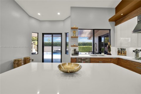 House in Miami, Florida 4 bedrooms, 316.52 sq.m. № 1891356 - photo 16