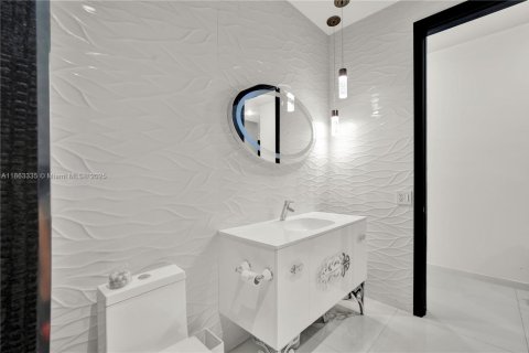 House in Miami, Florida 4 bedrooms, 316.52 sq.m. № 1891356 - photo 30