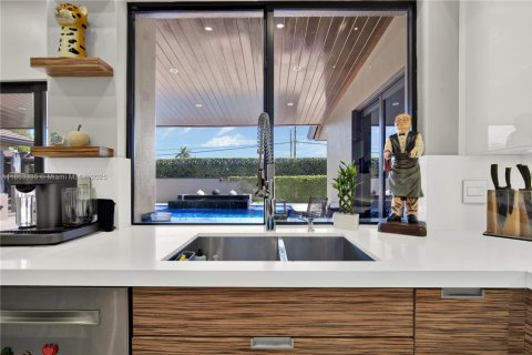 House in Miami, Florida 4 bedrooms, 316.52 sq.m. № 1891356 - photo 14