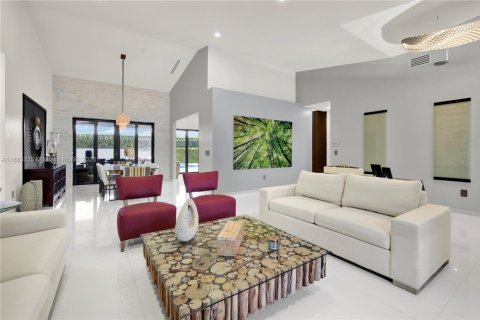House in Miami, Florida 4 bedrooms, 316.52 sq.m. № 1891356 - photo 8