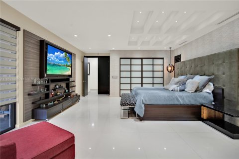 House in Miami, Florida 4 bedrooms, 316.52 sq.m. № 1891356 - photo 20