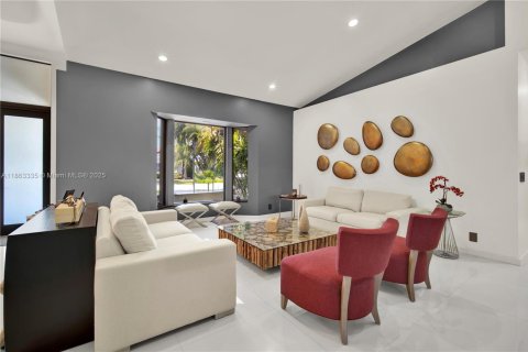 House in Miami, Florida 4 bedrooms, 316.52 sq.m. № 1891356 - photo 5