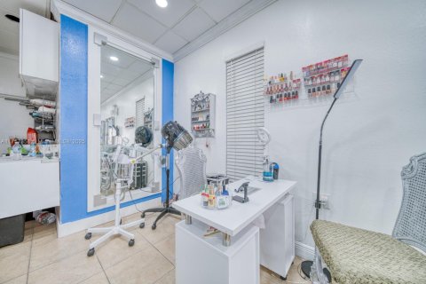 Propiedad comercial en venta en South Miami, Florida № 1868142 - foto 9