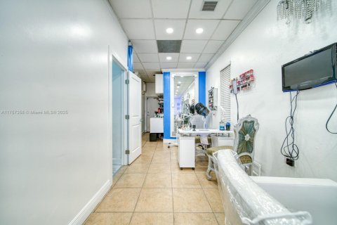Propiedad comercial en venta en South Miami, Florida № 1868142 - foto 7