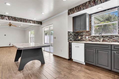 Villa ou maison à louer à Palm Harbor, Floride: 4 chambres, 202.99 m2 № 1833329 - photo 10