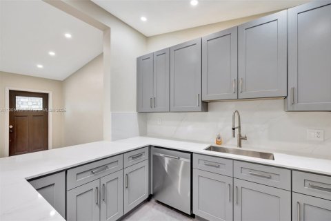 Villa ou maison à louer à Fort Lauderdale, Floride: 3 chambres, 136.85 m2 № 1956174 - photo 10