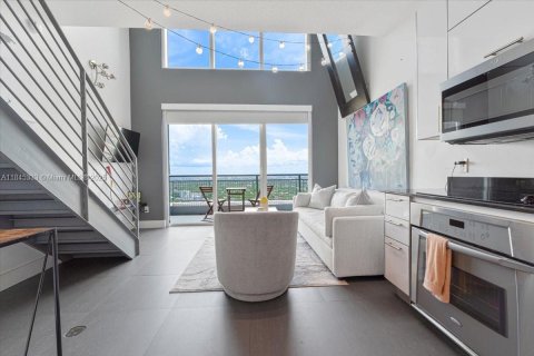 Condo in Miami, Florida, 1 bedroom № 1963051 - photo 2