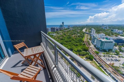 Condo in Miami, Florida, 1 bedroom № 1963051 - photo 1