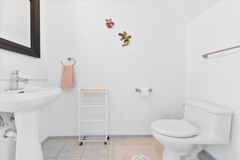 Condo in Miami, Florida, 1 bedroom № 1963051 - photo 12