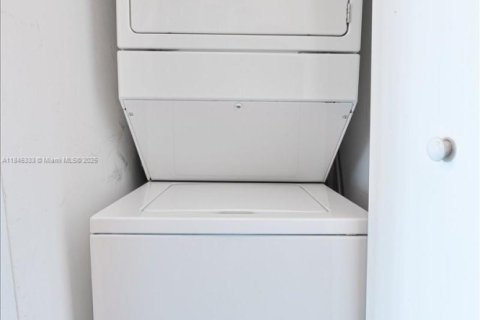Condo in Miami, Florida, 1 bedroom № 1963051 - photo 18