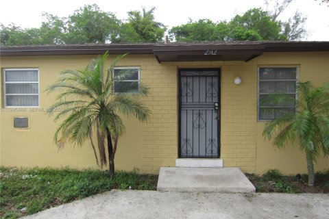 Casa en alquiler en Miami Gardens, Florida, 2 dormitorios, 75.25 m2 № 2058618 - foto 2