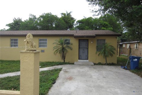 House in Miami Gardens, Florida 2 bedrooms, 75.25 sq.m. № 2058618