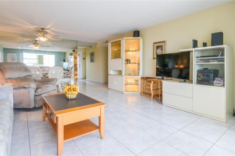 Condo in Dania Beach, Florida, 2 bedrooms  № 2041484 - photo 7