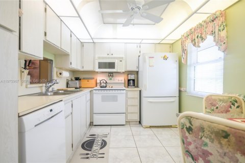Condo in Dania Beach, Florida, 2 bedrooms  № 2041484 - photo 13