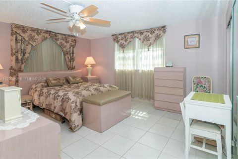 Condo in Dania Beach, Florida, 2 bedrooms  № 2041484 - photo 24