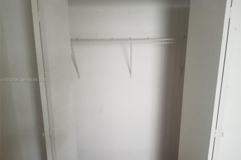 Condo in Miami, Florida, 2 bedrooms  № 2176350 - photo 13