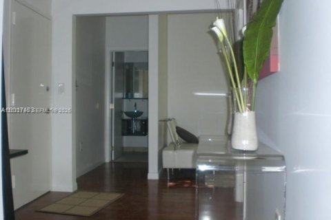 Condo in Miami, Florida, 2 bedrooms  № 2176350 - photo 2