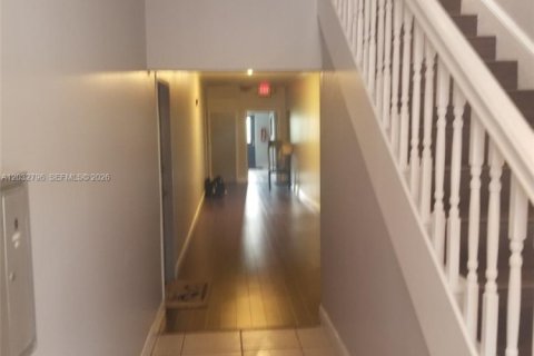 Condo in Miami, Florida, 2 bedrooms  № 2176350 - photo 9