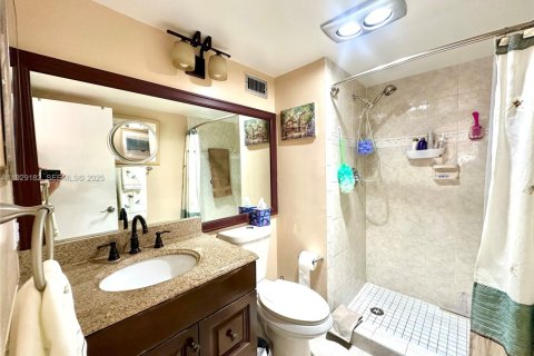 Condo in Pembroke Pines, Florida, 2 bedrooms № 1987558 - photo 19