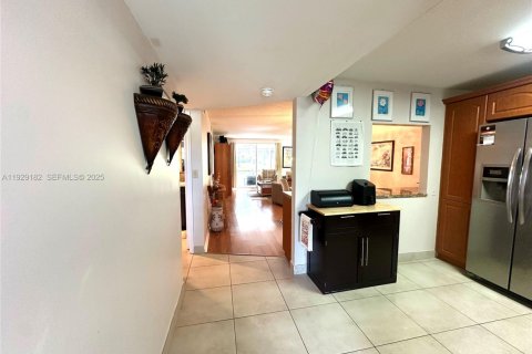 Condo in Pembroke Pines, Florida, 2 bedrooms № 1987558 - photo 11