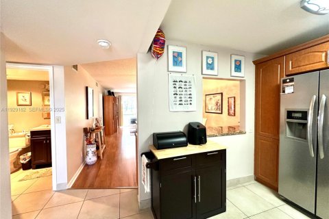 Condo in Pembroke Pines, Florida, 2 bedrooms № 1987558 - photo 10