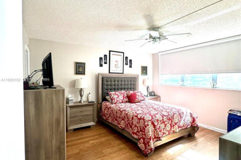 Condo in Pembroke Pines, Florida, 2 bedrooms № 1987558 - photo 15