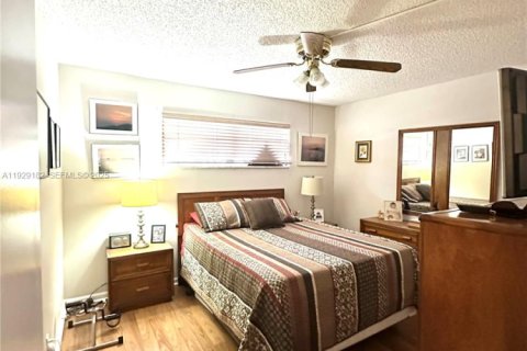 Condo in Pembroke Pines, Florida, 2 bedrooms № 1987558 - photo 22