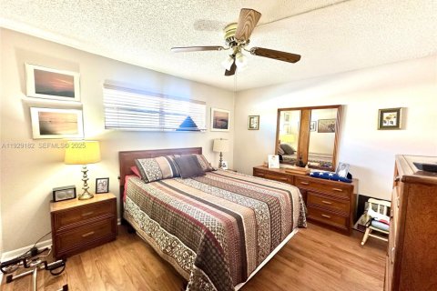Condo in Pembroke Pines, Florida, 2 bedrooms № 1987558 - photo 21
