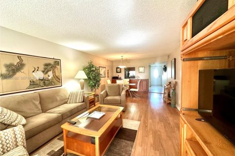 Condo in Pembroke Pines, Florida, 2 bedrooms № 1987558 - photo 2