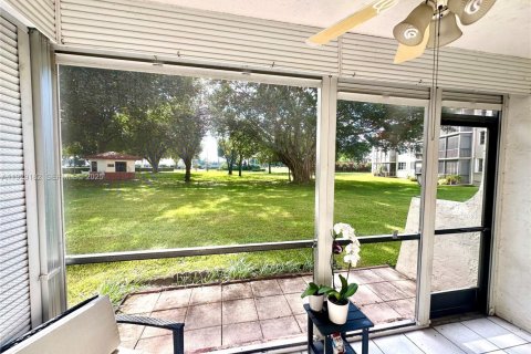 Condo in Pembroke Pines, Florida, 2 bedrooms № 1987558 - photo 28