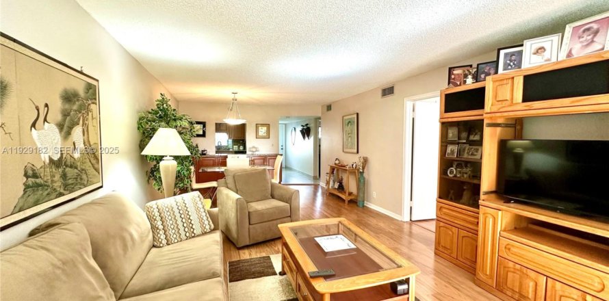 Condo in Pembroke Pines, Florida, 2 bedrooms № 1987558