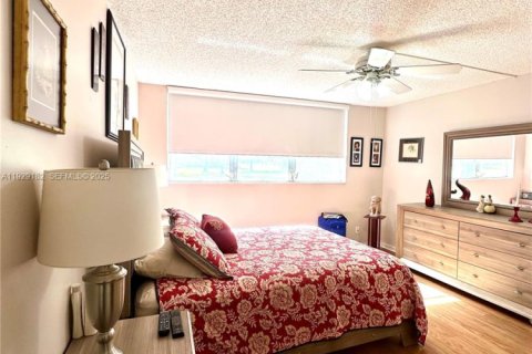 Condo in Pembroke Pines, Florida, 2 bedrooms № 1987558 - photo 14