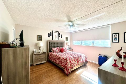 Condo in Pembroke Pines, Florida, 2 bedrooms № 1987558 - photo 13