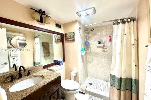 Condo in Pembroke Pines, Florida, 2 bedrooms № 1987558 - photo 16