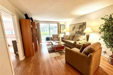 Condo in Pembroke Pines, Florida, 2 bedrooms № 1987558 - photo 3